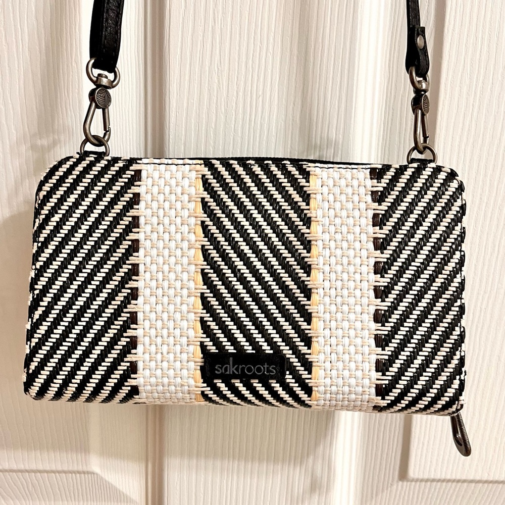 Sakroots Iris Smartphone Wallet Crossbody in Black & White Woven